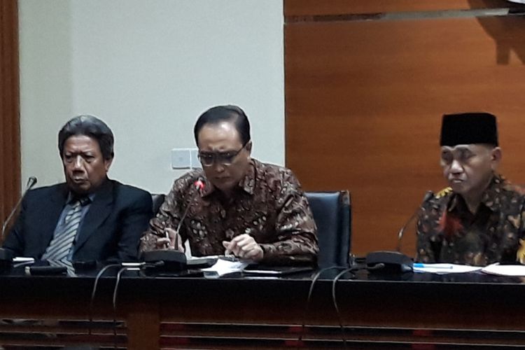 Wakil Ketua Mahkamah Agung Bidang Non-Yudisial Sunarto (tengah) dalam jumpa pers di Gedung KPK Jakarta, Rabu (29/8/2018).