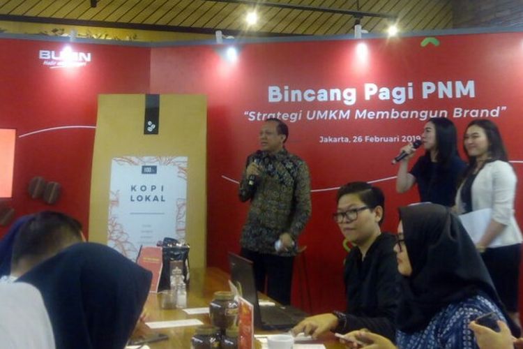 Komisaris Utama PT Permodalan Nasional Madani (PNM) Persero, Agus Muharram (baju batik) memberi penjelasan dalam bincang Starategi UMKM Membangun Brand di Jakarta, Selasa (26/2/2019).