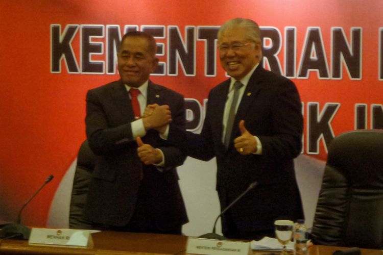 Menteri Pertahanan Ryamizard Ryacudu dan Menteri Perdagangan Enggartiasto Lukita saat menggelar Konferensi Pers Bersama terkait skema imbal beli Sukhoi SU-35 di Kementerian Pertahanan, Jakarta Pusat, Selasa (22/8/2017).