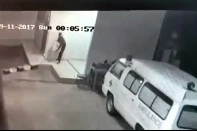 Rekaman CCTV yang menunjukkan aksi pencurian kotak amal di masjid Pusdik Lantas Polri Tangerang Selatan