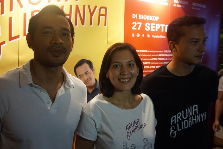 Sebagian bintang film Aruna dan Lidahnya, yaitu  (dari kiri ke kanan) Oka Antara, Hannah Al Rashid, dan Nicholas Saputra, hadir dalam acara meet and greet di kawasan Blok M, Jakarta Selatan, Kamis (27/9/2018).