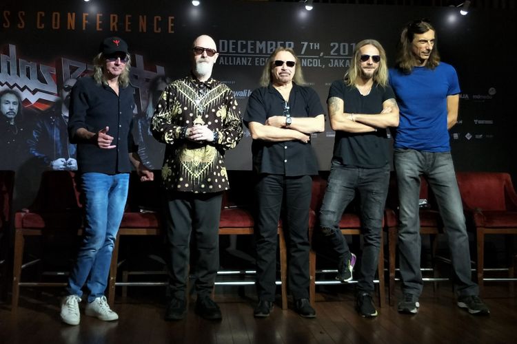 Glenn Tipton (gitaris), Rob Halford (vocalis), Richie Faulkner (gitaris) dan Scott Travis (drummer) yang tergabung dalam grup band Judas Priest dalam jumpa pers di Hard Rock Cafe, SCBD, Jakarta Selatan, Kamis (6/12/2018).