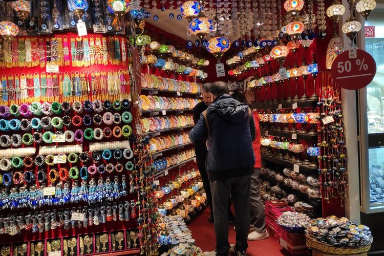 Aneka kerajinan khas Turki di Grand Bazaar, Istanbul, Turki.