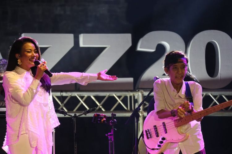 Penyanyi Yura Yunita dan Yuri Ramadhan di Prambanan Jazz 2019, Sabtu (6/7/2019).