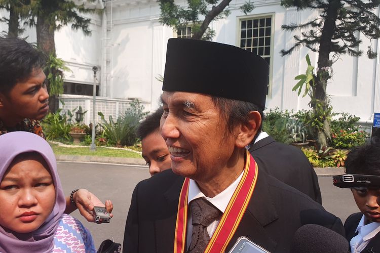 Mantan Ketua BPK Hadi Poernomo usai menerima tanda kehormatan Bintang Mahaputera Utama dari Presiden Joko Widodo, di Istana Negara, Jakarta, Kamis (15/8/2019).