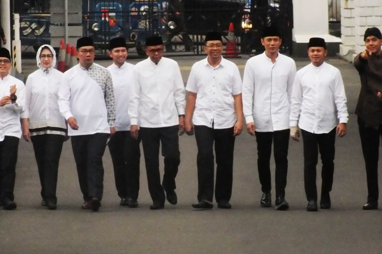 Gubernur Jawa Barat Ridwan Kamil, Gubernur Jawa Tengah Ganjar Pranowo, Gubernur NTB Zulkilfimansyah, Gubernur Sulawesi Selatan Nurdin Abdullah, Wakil Gubernur Jawa Timur Emil Dardak,Direktur Eksekutif The Yudhoyono Institute Agus Harimurti Yudhoyono, Bupati Banyuwangi Azwar Anas, Wali Kota Tanggerang Selatan Airin Rachmi Diany, dan Wali Kota Bogor Bima Arya Sugiarto, saat memasuki komplek Museum Balai Kitri, Bogor, Jawa Barat, untuk menghadiri pertemuan Silaturahmi Bogor Untuk Indonesia, Rabu (15/5/2019).   