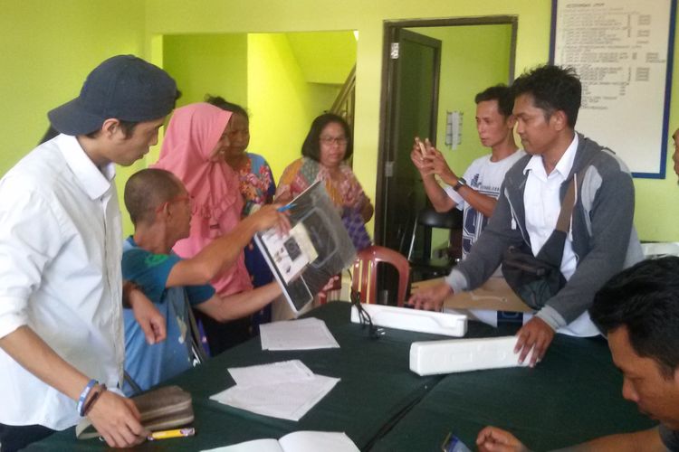 Masyarakat Desa Pulau Seliu, Belitung Timur, menerima pembagian kompor listrik.