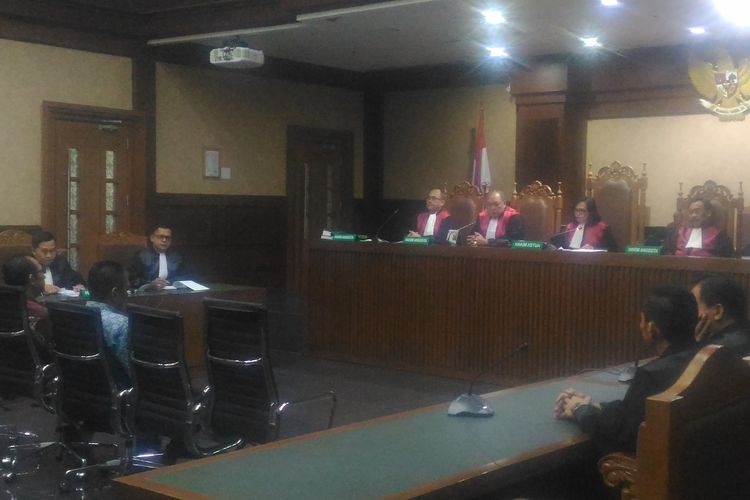 Majelis hakim Pengadilan Tindak Pidana Korupsi (Tipikor) memvonis dua hakim Pengadilan Negeri Jakarta Selatan Iswahyu Widodo dan Irwan 4 tahun 6 bulan pada Pengadilan Tindak Pidana Korupsi, Jakarta, Kamis (11/7/2019).