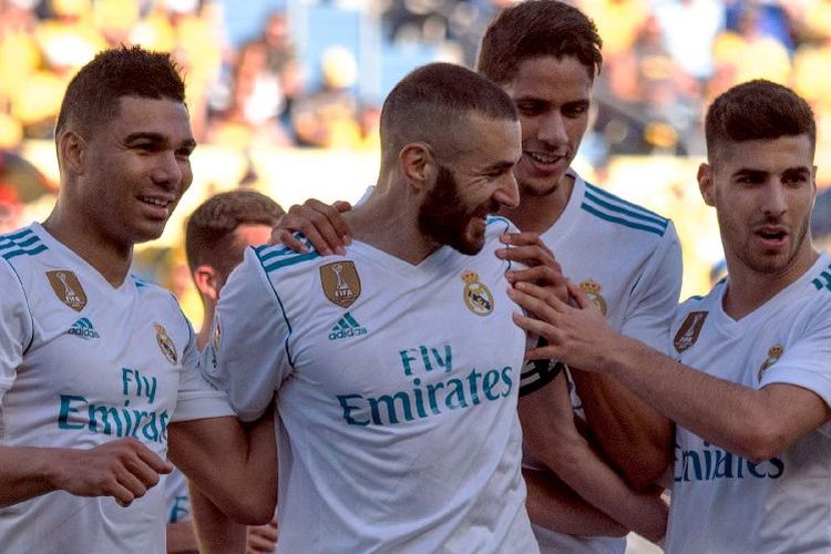 Para pemain Real Madrid merayakan gol Karim Benzema ke gawang Las Palmas, Sabtu (31/3/2018).