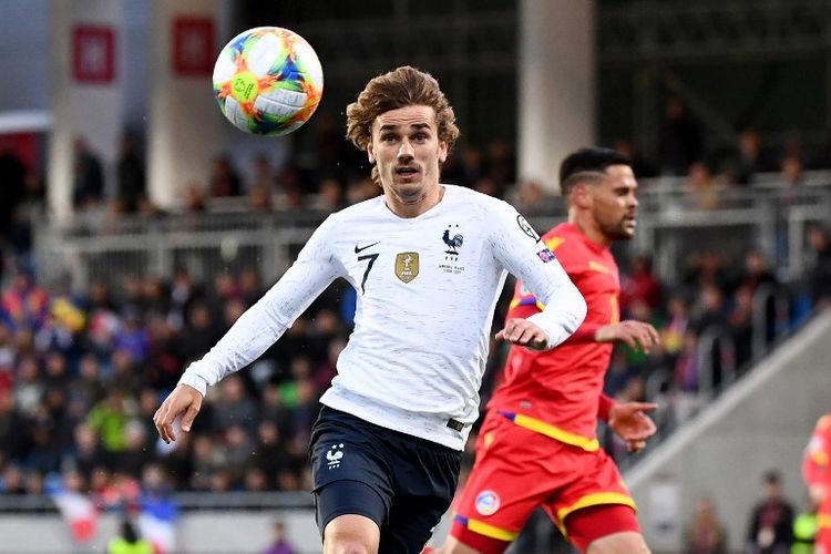 Antoine Griezmann mencoba mengejar bola pada pertadingan Andorra vs Perancis dalam lanjutan kualifikasi Euro 2020 di Stadion Nasional Andorra La Vella, 11 Juni 2019. 