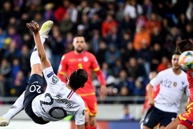 Aksi akrobatik Florian Thauvin pada pertadingan Andorra vs Perancis dalam lanjutan kualifikasi Euro 2020 di Stadion Nasional Andorra La Vella, 11 Juni 2019. 