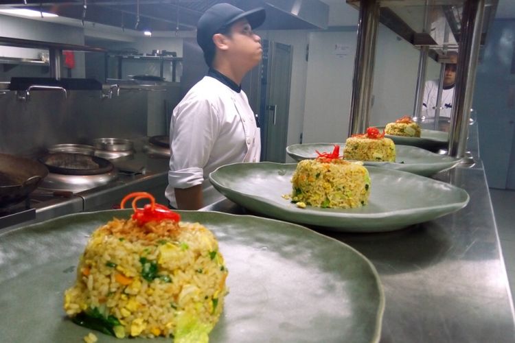 Jejeran nasi goreng bumbu genap di dapur Hotel Aryaduta di kawasan Kuta Selatan, Bali, pada Jumat (6/4/2018) yang siap disajikan kepada para tamu. 
