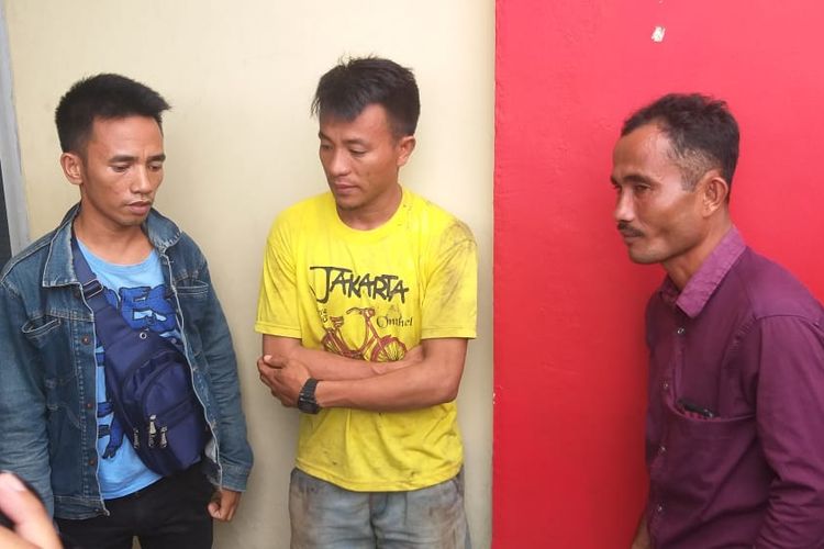Arisman Manai (baju kuning) Vikaris GKII Sungai Baung yang merupakan rekan MZ (24) saat berada di rumah sakit Bhayangkara Palembang, Sumatera Selatan, Selasa (26/3/2019).