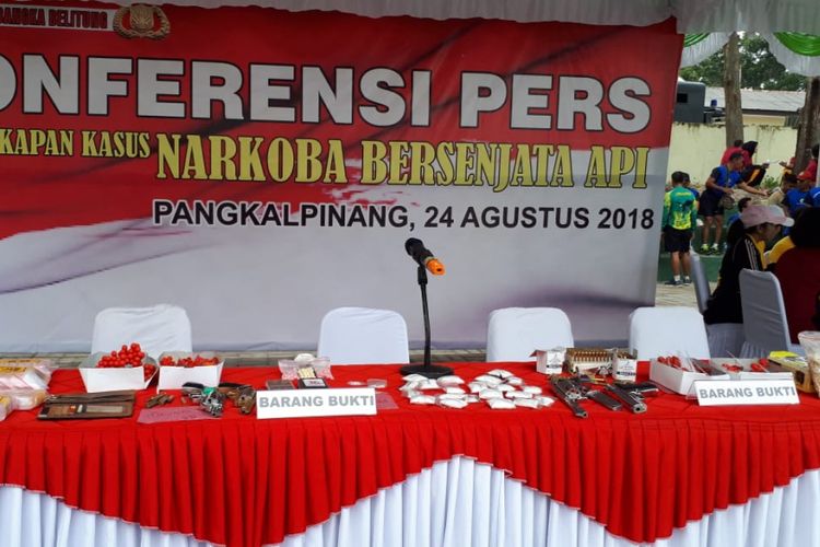 Barang bukti senjata api dan narkoba yang digelar saat jumpa pers Polda Kepulauan Bangka Belitung, Jumat (24/8/2018).