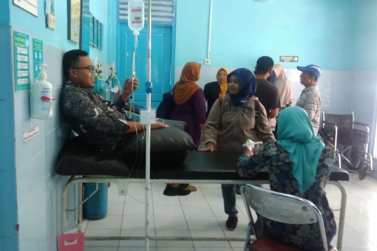 Korban keracunan yang diduga berasal dari nasi padang, dirawat di Puskesmas Playen 1, Playen, Gunungkidul, Yogyakarta, Kamis (18/10/2018)