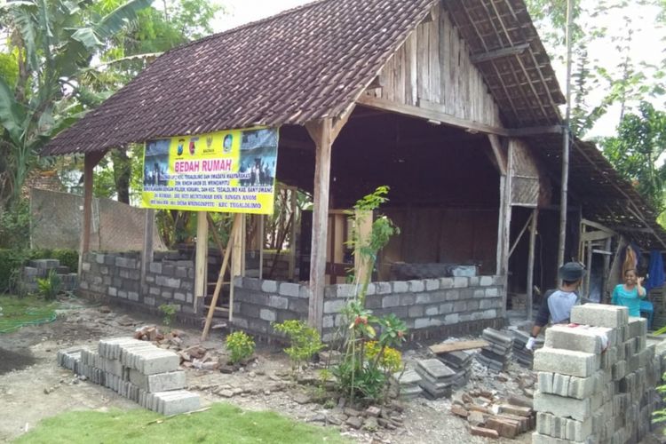 Salah satu rumah yang dibedah atas inisiatif Aiptu Sutomo dan dikerjakan secara swadaya oleh masyarakat desa 