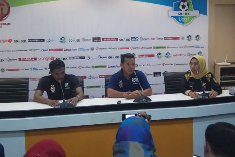 Asisten pelatih Sriwijya FC, Rasiman dan Alfin Tuasalamony memberikan keterangan pers seusai menghadapi Persipura FC, Sabtu (14/4/2018).