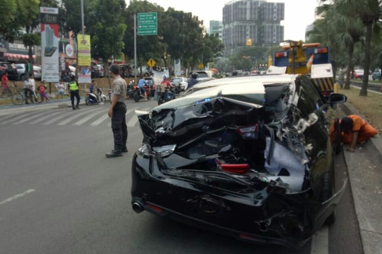 Kondisi mobil Camry yang terlibat kecelakaan di Bintaro, Pondok Aren, Tangerang Selatan, Jumat (6/9/2019)