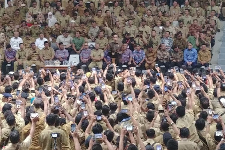 Presiden Joko Widodo menemui ribuan perangkat desa yang ingin mendemonya di depan Istana, di Istora Senayan, Jakarta, Senin (14/1/2019).