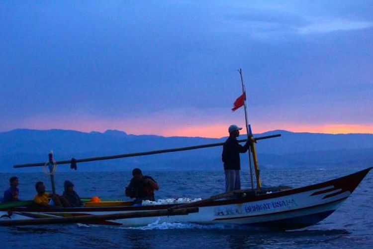 Berangkat pagi hari demi memancing ikan blue marlin di perairan Krui, Lampung. 
