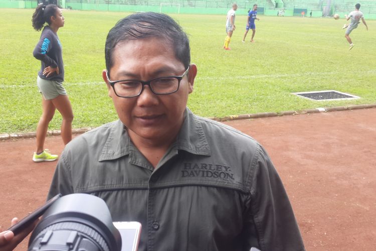 Manajer Bhayangkara FC, Sumardji usai memberikan motivasi kepada pemainnya setelah menjalani latihan di Stadion Gajayana, Kota Malang, Senin (29/1/2018).