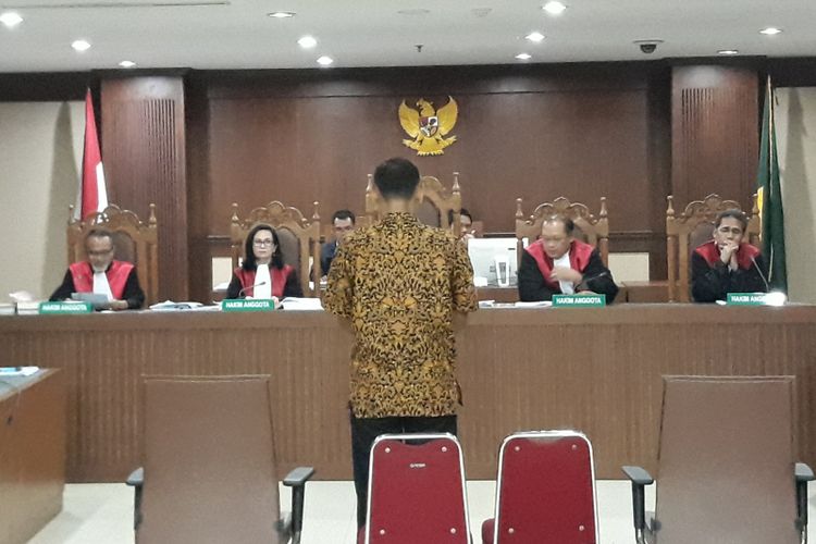 Kepala Dinas Bina Marga Lampung Tengah, Taufik Rahman, divonis 2 tahun penjara oleh majelis hakim. Taufik juga diwajibkan membayar denda Rp 100 juta subsider 2 bulan kurungan di Pengadilan Tipikor Jakarta, Senin (16/7/2018).