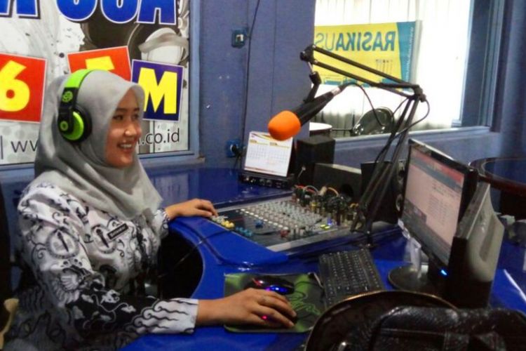 Andien Asyifa (26) sedang bersiaran di Radio Rasika, Jalan Semarangka 7 Ungaran, Kabupaten Semarang, Jumat (24/11/2017) siang. Ia juga seorang guru di SDN Gedanganak 3