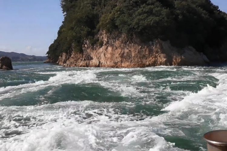 Salah satu pusaran air laut di perairan Oushima, Jepang.