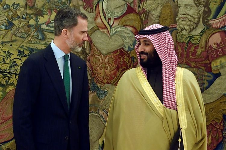 Putra Mahkota Arab Saudi Mohammed bin Salman saat bertemu dengan Raja Spanyol Felipe VI dalam kunjungan resminya di Istana La Zarzuela, Madrid, Kamis (12/4/2018).