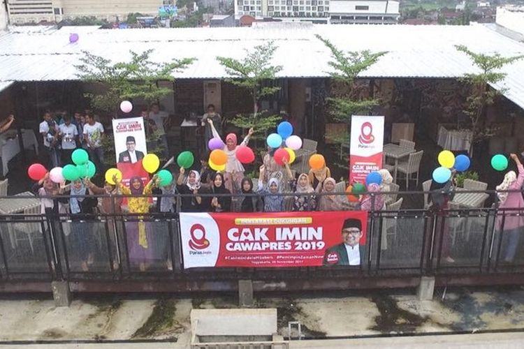 Paras Jogja Hijab Community mendeklarasikan diri untuk mendukung Ketua DPP Partai Kebangkitan Bangsa (PKB) Muhaimin Iskandar maju sebagai calon wakil presiden (cawapres) pada pemilihan presiden (pilpres) 2019.