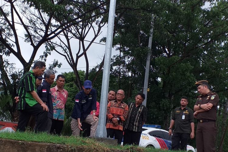 Wakil Menteri ESDM Arcandra Tahar mengecek lampu penerangan jalan bertenaga surya di Manggarai Barat, NTT, Kamis (3/1/2019).