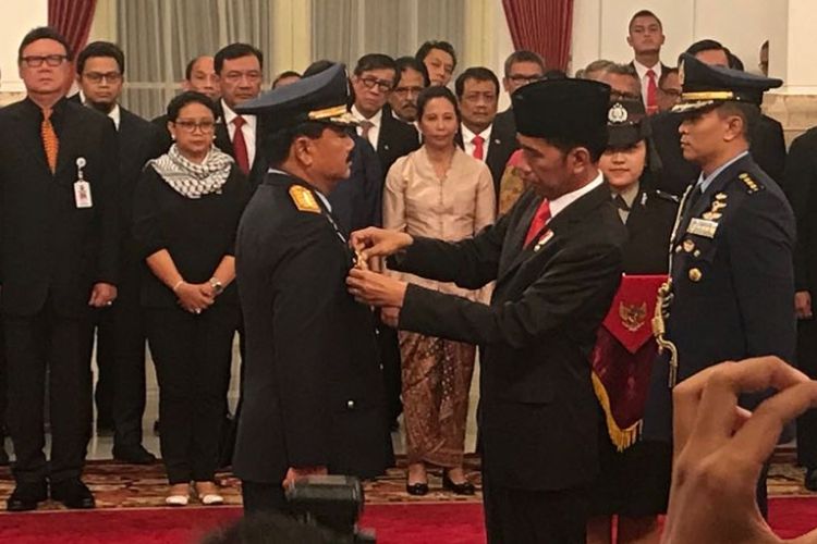 Marsekal Hadi Tjahjanto saat disematkan tanda jabatan sebagai Panglima TNI oleh Presiden Joko Widodo di Istana Negara, Jumat (8/12/2017).