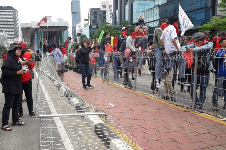 Pagar pembatas pelican crossing Halte Tosar roboh akibat aksi saling dorong antara massa aksi Hari Buruh dan polisi pada Rabu (1/5/2019).