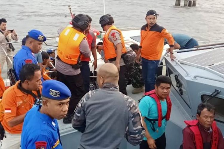 sejumlah  ABK KM Mina Sejati dengan saat dievakuasi dengan menggunakan Speedboat dari KRI Teluk Lada untuk dibawa ke  Pelabuhan Dobo, Kepulauan Aru, Selasa (20/8/2019)