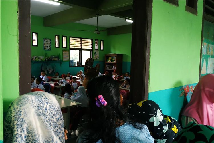 Para ibu siswa SDN Kota Baru X, Bekasi, masih setia memantau aktivitas buah hati mereka di hari kedua masuk sekolah, Selasa (16/7/2019).