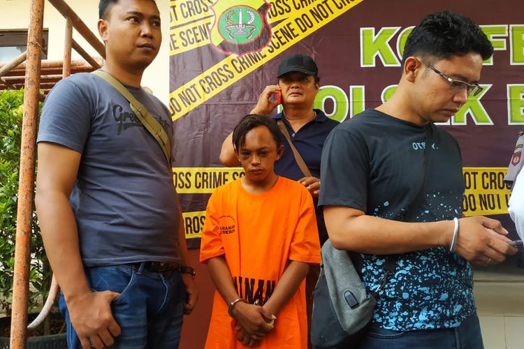 S (16), salah satu begal yang diringkus polisi usai melancarkan aksinya di Mustikajaya, Bekasi, Rabu (7/8/2019). Lima begal lainnya masih buron.