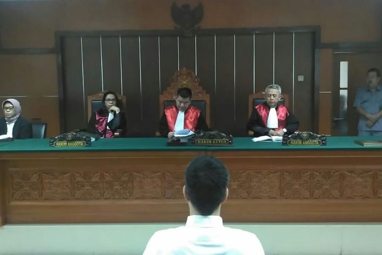 Artis peran Steve Emmanuel mendengarkan putusan yang dibacakan oleh majelis hakim di Pengadilan Negeri Jakarta Barat, Slipi, Selasa (16/7/2019).