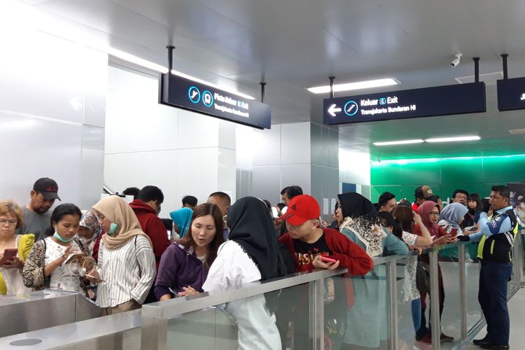 Penumpang MRT Jakarta yang menumpuk di salah satu pintu masuk, Stasiun MRT Bundaran HI, Senin (25/3/2019)