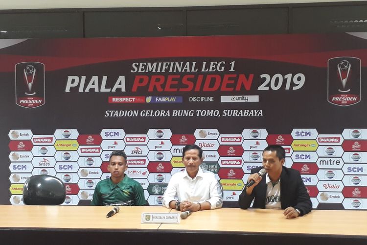 Pelatih Persebaya Surabaya Djadjang Nurdjaman bersama Irfan Jaya melakukan sesi jumpa pers usai laga Persebaya Vs Madura United di Stadion Gelora Bung Tomo, Surabaya, Rabu (3/4/2019).