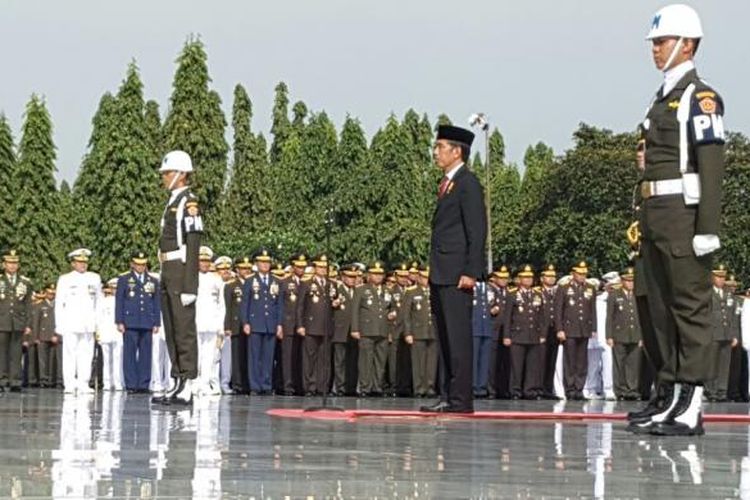 Presiden Upacara pimpin upacara memperingati hari pahlawan di Taman Makam Pahlawan, Kalibata, Jakarta, Kamis (10/11/2016).