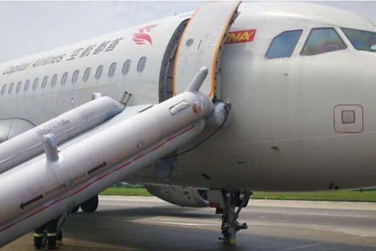 Inilah pesawat Airbus A320 milik maskapai penerbangan Capital Airlines yang mendarat darurat di bandara internasional Shenzhen, China tanpa roda depan setelah gagal mendarat di bandara Makau, Selasa (28/8/2018).