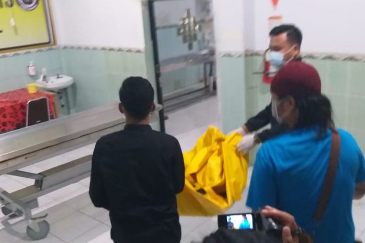 Jenazah Sofyan (43) yang tinggal tulang belulang usai dibunuh empat pelaku perampokan ketika tiba di ruang kamar jenazah Rumah Sakit (RS) Bhayangkara Palembang, Sumatera Selatan Rabu (14/11/2018). korban sebelumnya ditemukan di Kecamatan Lakitan Kabupaten Musi Rawas.