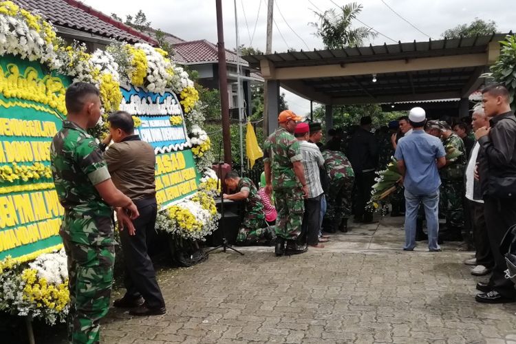 Karangan bunga belasungkawa terpasang di rumah duka Letkol Cpm Dono Kuspriyanto di Jalan Raya Semplak, Kecamatan Bogor Barat, Kota Bogor, Rabu (26/12/2018).