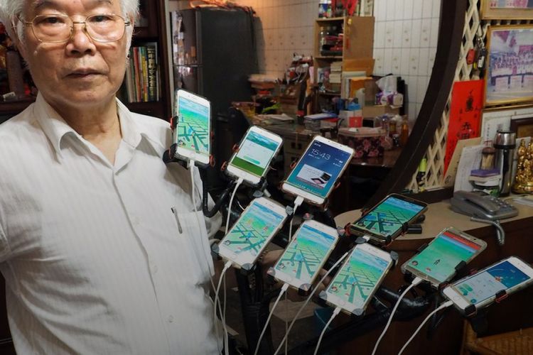 Chen San-yuan, kakek asal Taiwan memasang 11 smartphone di setang sepeda untuk bermain Pokemon Go