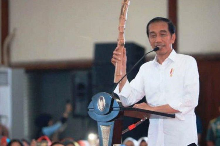 Presiden Joko Widodo membagikan bantuan sosial dalam Penyaluran Bantuan Sosial PKH dan BPNT Tahun 2019 di Kabupaten Cilacap, Senin (25/2/2019). 
