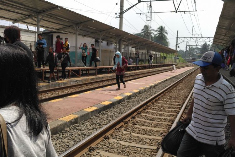 Kondisi Stasiun Tenjo yang masih gunakan peron tangga besi. Jumat (11/8/2017).