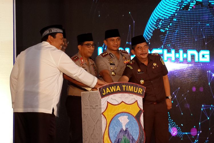 Kapolda Jawa Timur Irjen Pol Machfud Arifin (tengah) saat launching Malang E-Policing di Mapolres Malang, Selasa (22/5/2018).