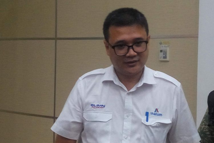 Head of Corporate Communication PT Inalum Rendi Achmad Witular saat diwawancarai di Jakarta, Senin (23/7/2018).