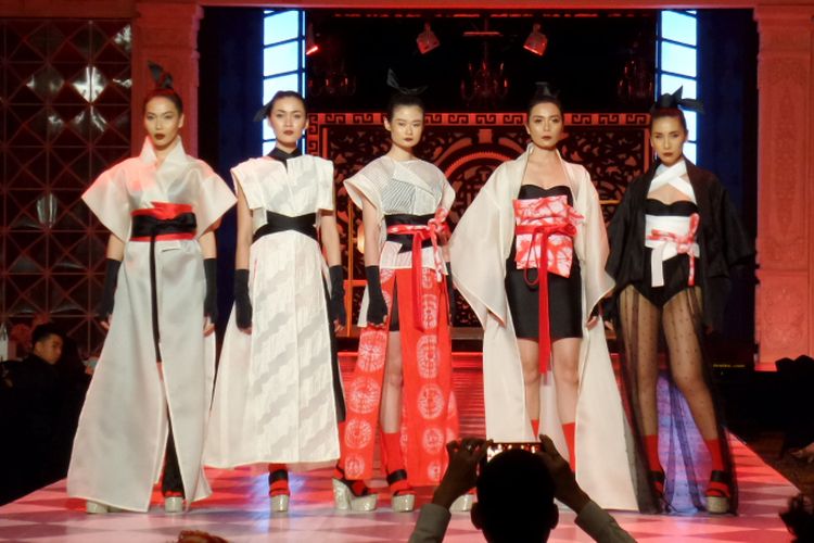 Desainer kondang Widhi Budimulia menjadi salah satu desainer yang berkolaborasi dengan Sabrina di perayaan hari ulang tahun ke-20 Sabrina. Widhi membawakan lima koleksi busana bergaya Jepang dan Cina, Selasa (31/7/2018).