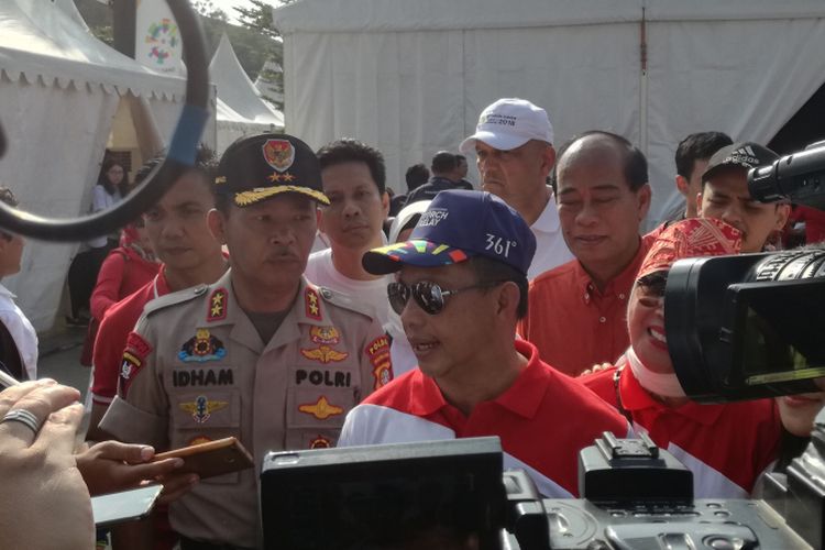 Kepala Kepolisian Republik Indonesia (Kapolri) Jenderal Tito Karnavian (menggunakan topi dan berkacamata hitam)